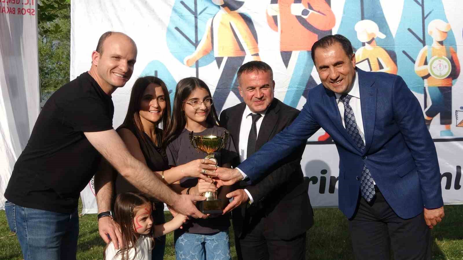 Terör gazisi Oryantiring Yarışması’nda kızıyla birinci oldu