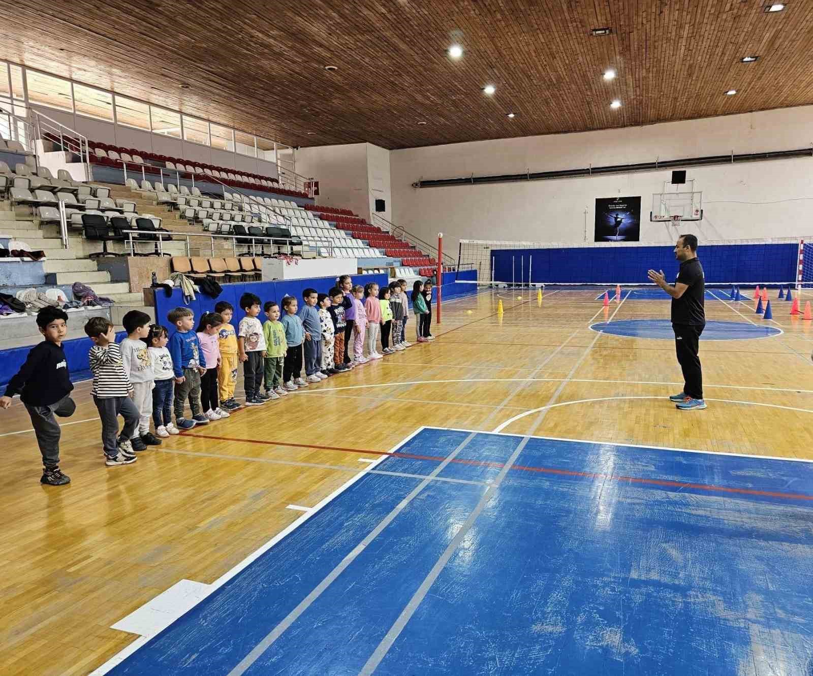 Bilecik anaokulu minikleri voleybol ile tanıştı