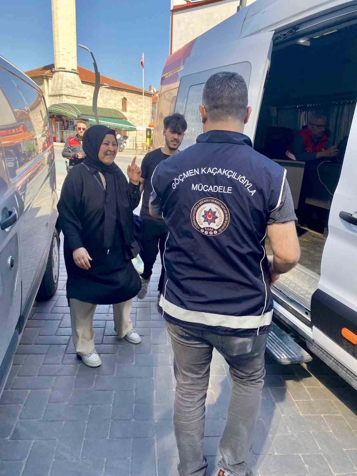 Bilecik’te huzur uygulaması, 2 yabancı uyruklu kişi sınır dışı edildi