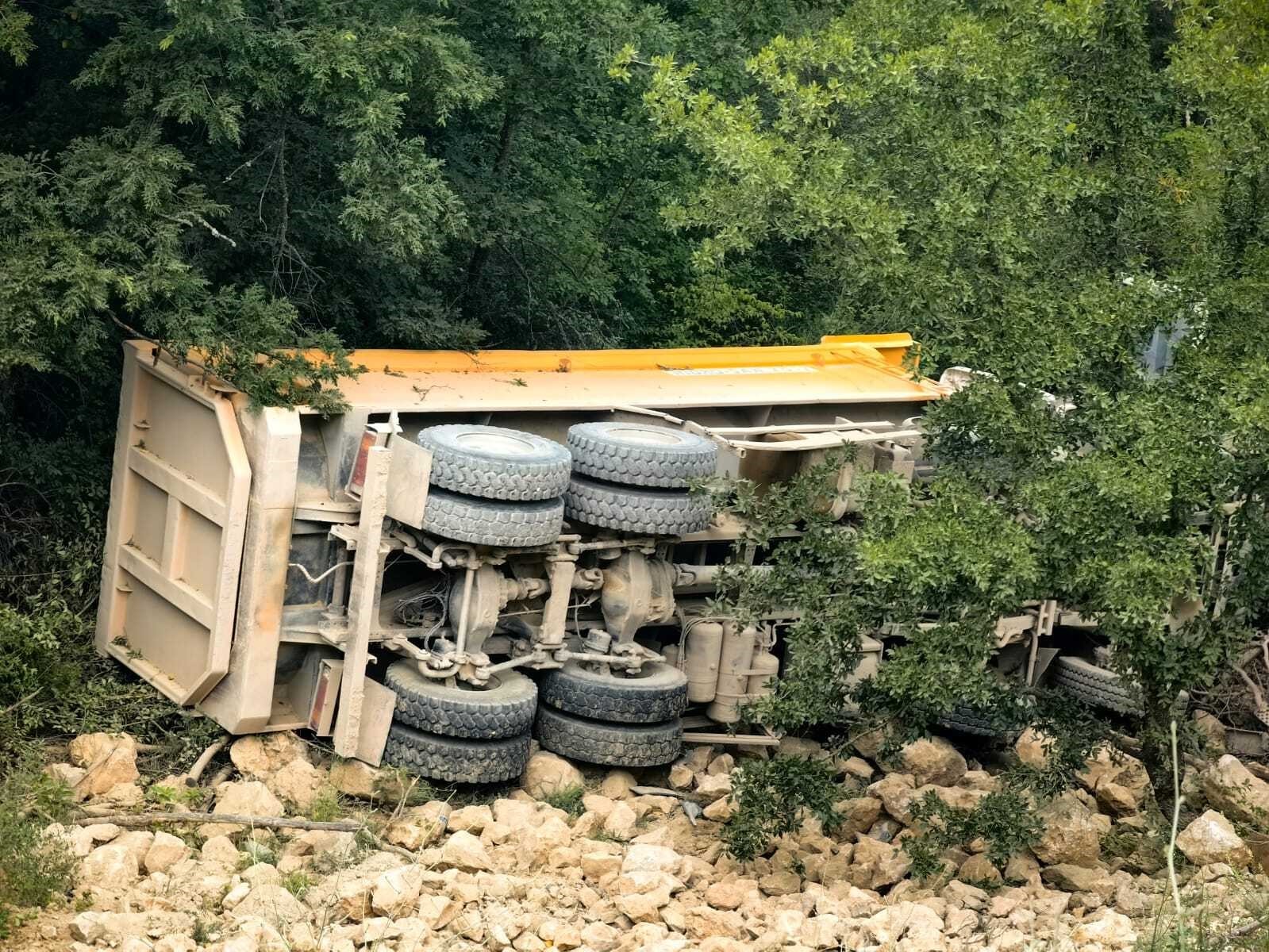 Hızlı tren inşaatında çalışan hafriyat kamyonu devrildi