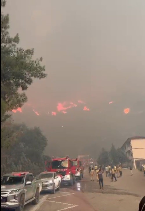 Alevler şifalı içmeler tesisine doğru ilerliyor