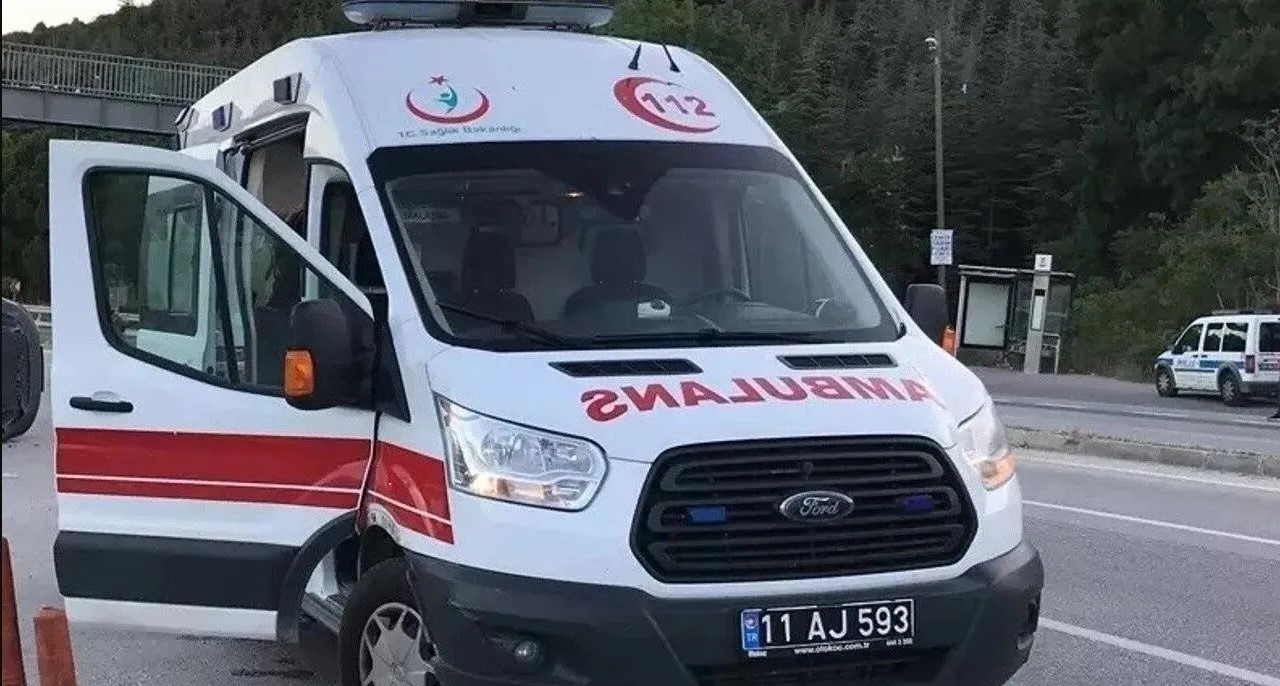 Kontrolden çıkan motorlu bisiklet devrilirken, sürücüsü yaralandı