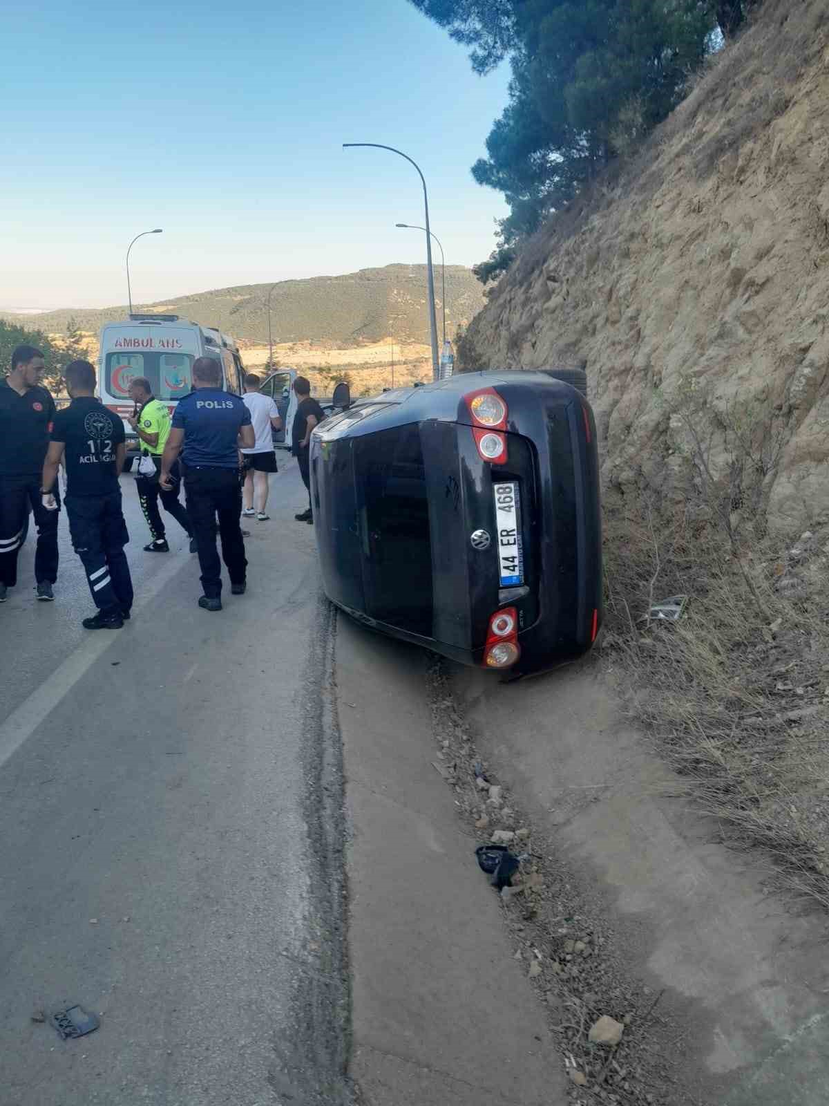 Kaza yapan araca başka bir araç çarptı, 2 kişi yaralandı