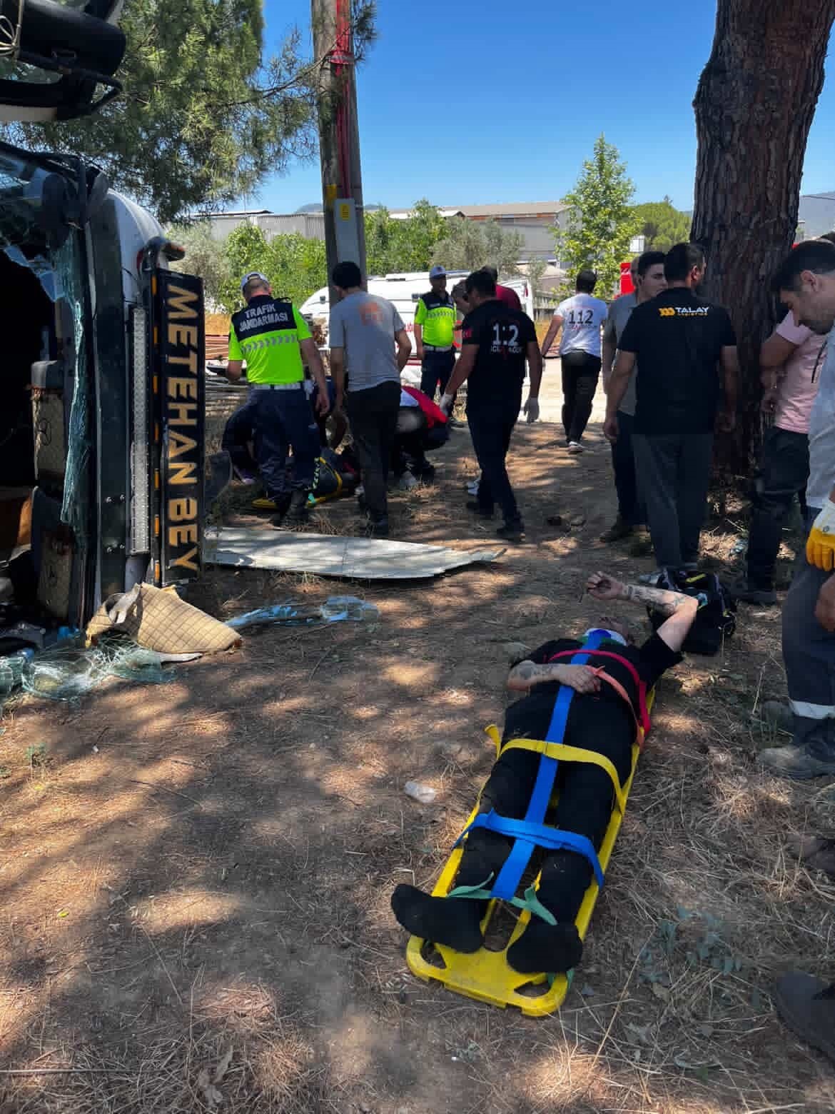 Bilecik’te kontrolden çıkan tır, fabrika bahçesine devrildi: 2 yaralı