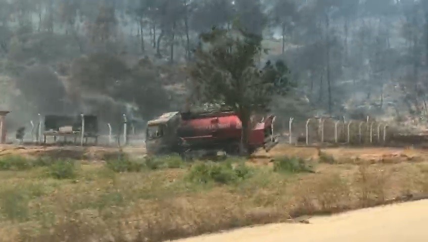 İtfaiyeciler alevlerin arasında kalmakta son anda kurtuldular, araçları kül oldu