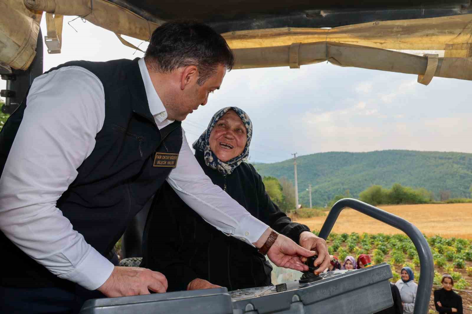 76 yaşında ilk kez vali gördü Fevziye teyzenin heyecanı gülümsetti