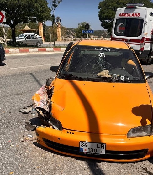 Bilecik’te otomobil aydınlatma direğine çarptı: 2 yaralı