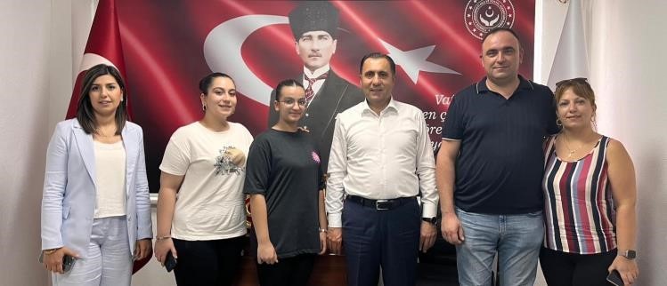 Depremde anne ve babalarını kaybeden yeğenlerine kucak açtılar