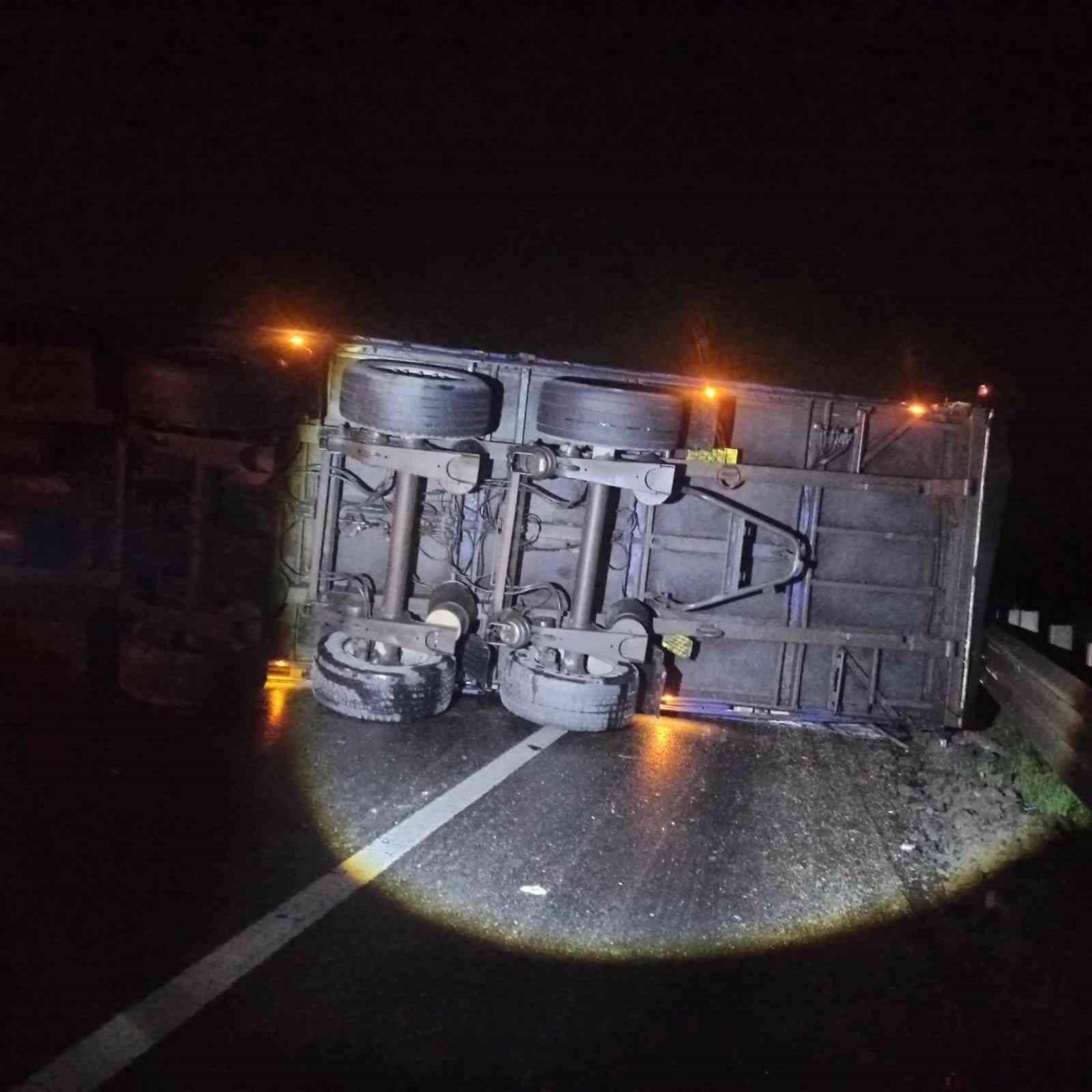 Bilecik’te tır devrildi, yol ulaşıma kapandı