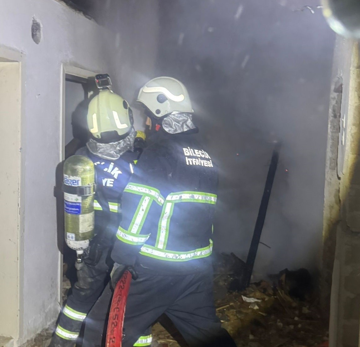 Bilecik’te metruk bina yangın