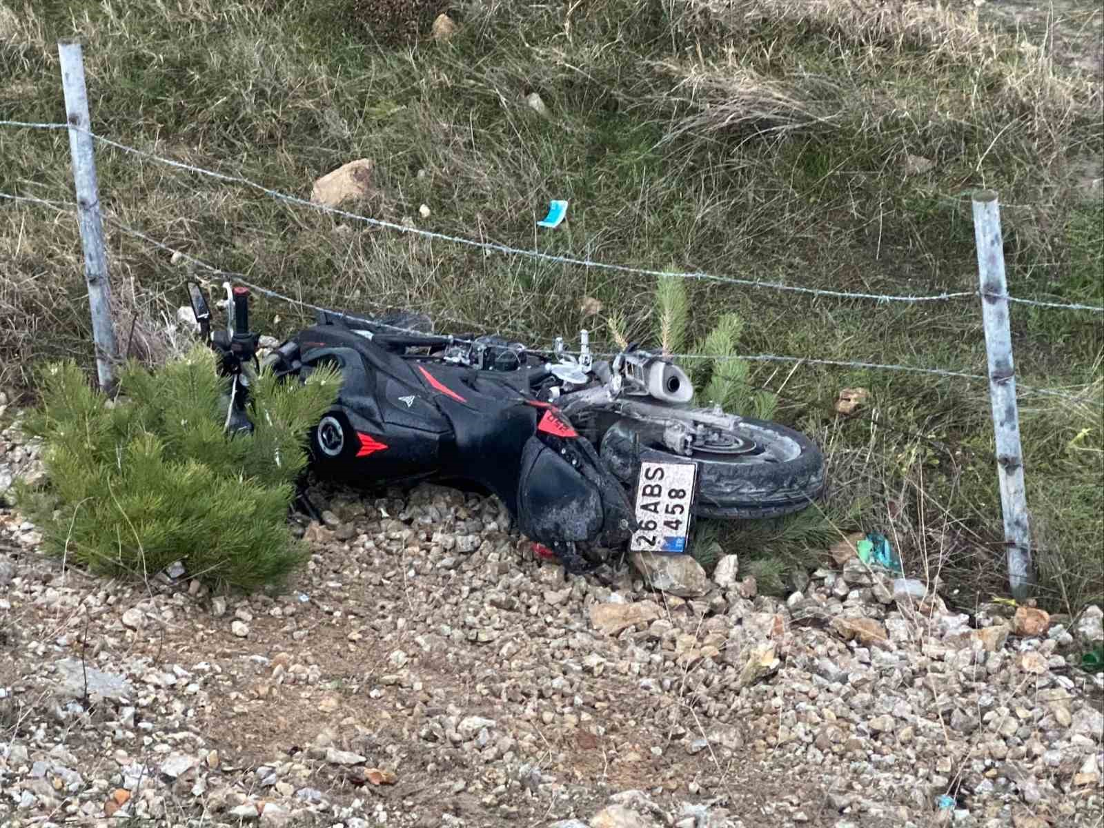 Bilecik’te kontrolden çıkan motosiklet köprüden aşağı uçtu