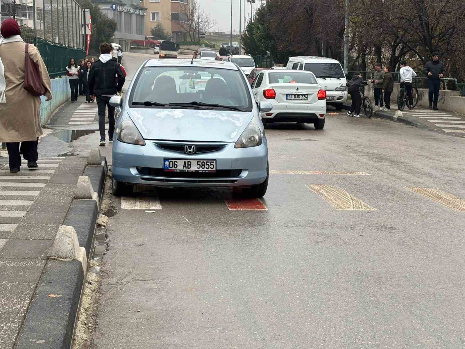 Okul önündeki yaya geçidine park araç tepki topladı