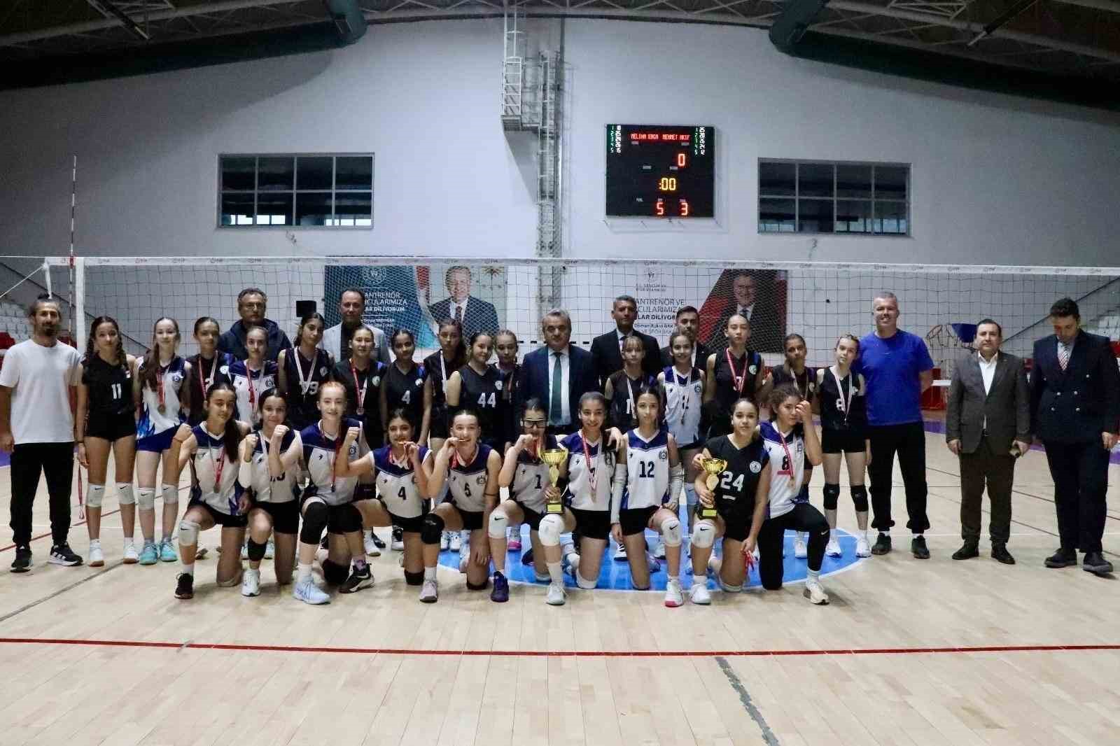 Bilecik’te Yıldız Kızlar Voleybol finali heyecanı