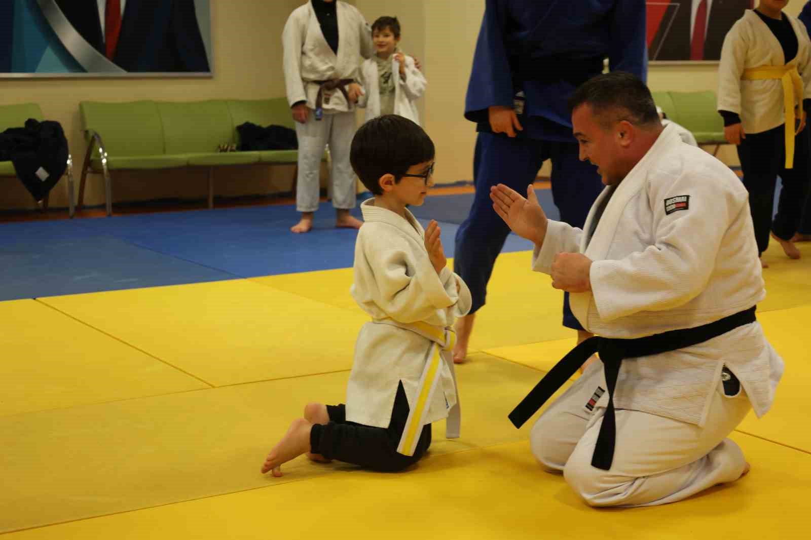 Bilecik’te judoculara moral veren antrenman