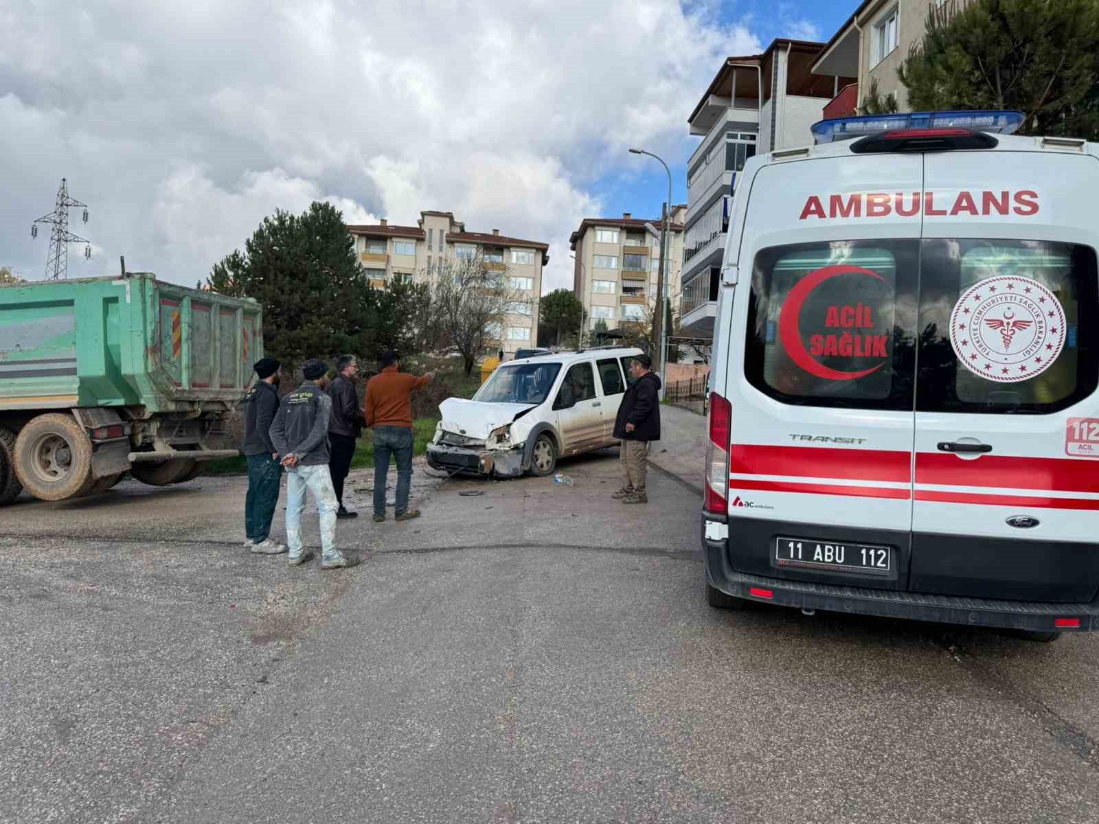 Bilecik’te kamyon ile hafif ticari araç çarpıştı; 4 yaralı