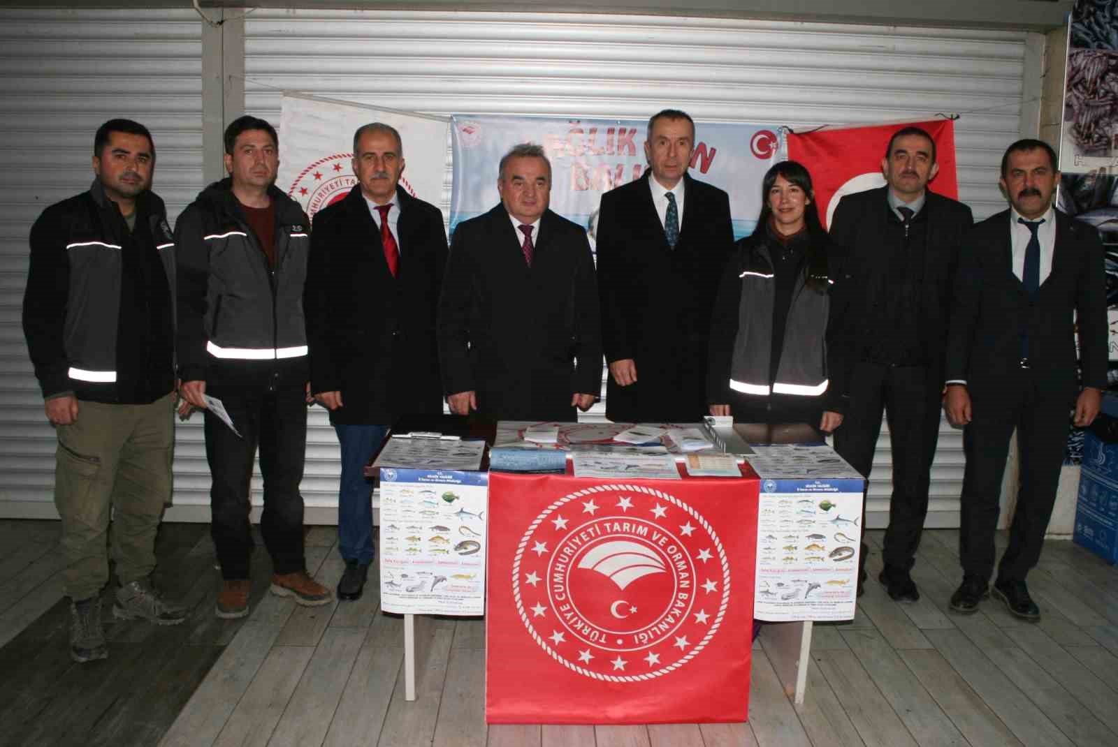 Vatandaşları bilgilendirmek için pazarda “Sağlık için Balık” konulu stant kuruldu