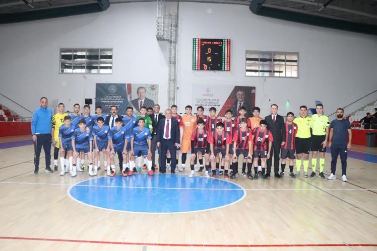 Kaymakam Öztürk Okul Sporları Genç Erkekler Futsal grup maçlarını takip etti