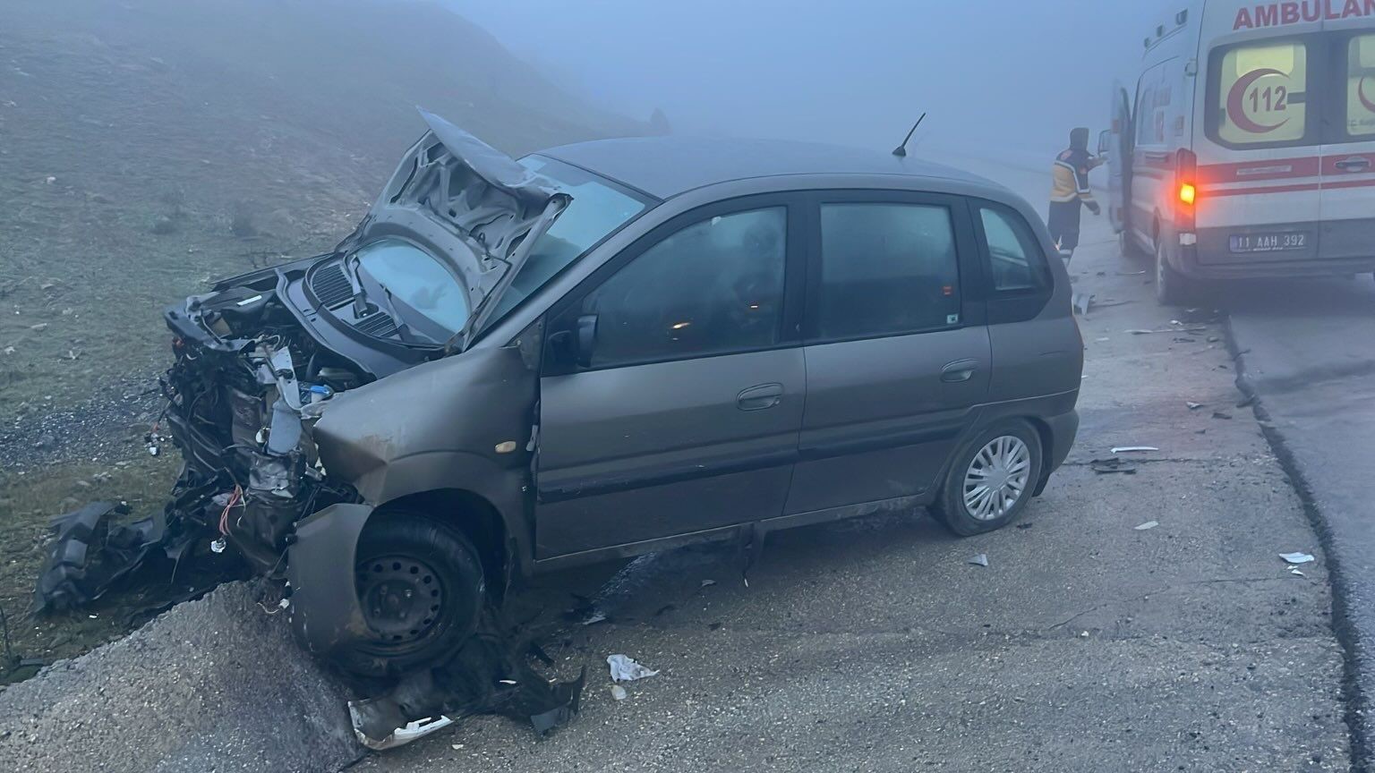 Bilecik’te iki araç kafa kafaya çarpıştı