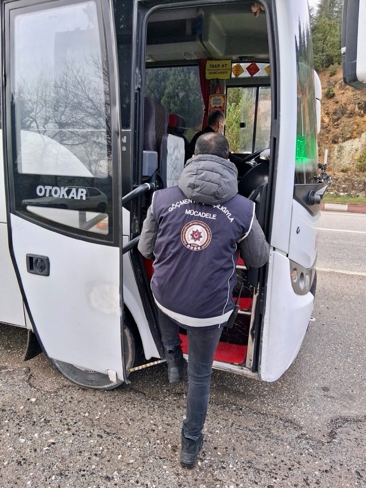 Bilecik’te düzensiz göç uygulamasında yakalanan 3 şahıs tutuklandı