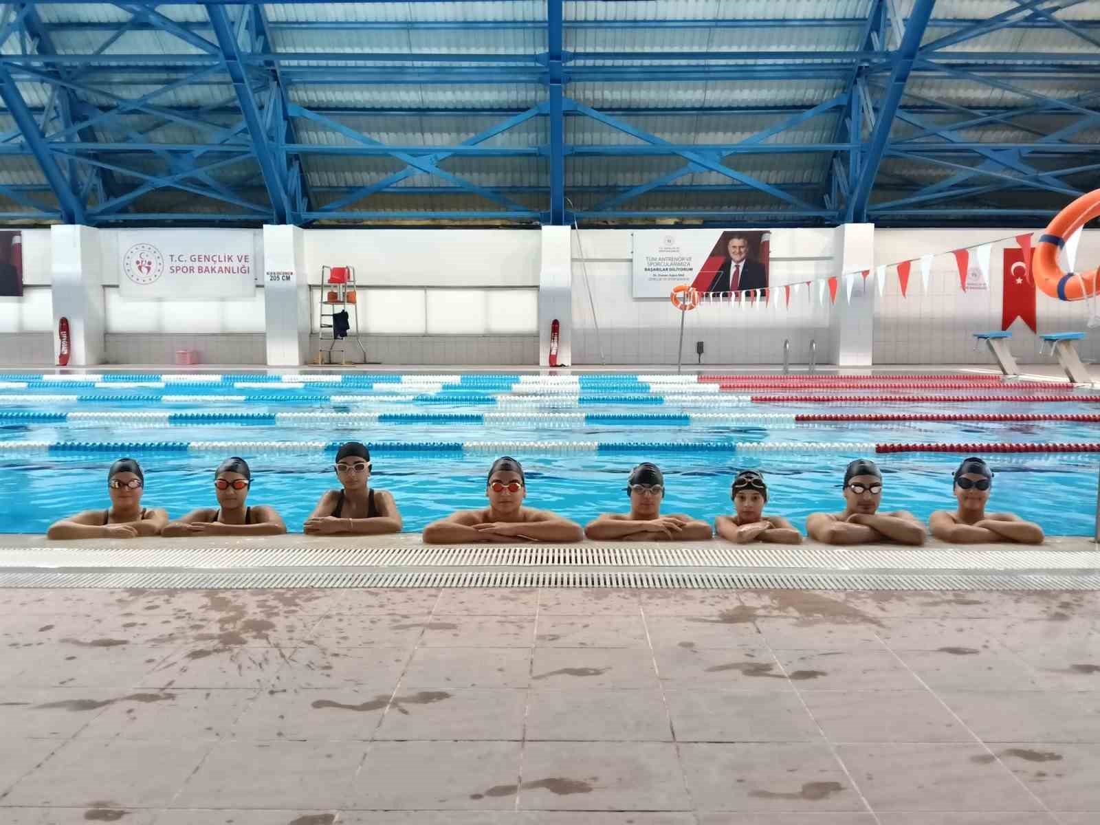 Bilecik’te Gençlik ve Spor Okullarında yüzme antrenmanları sürüyor