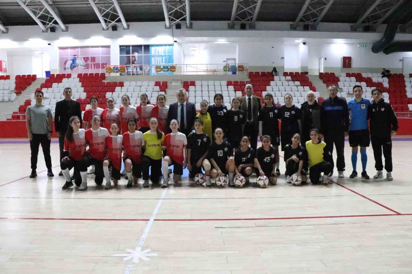 Kaymakam Öztürk, Yıldız Kızlar Futsal maçını takip etti