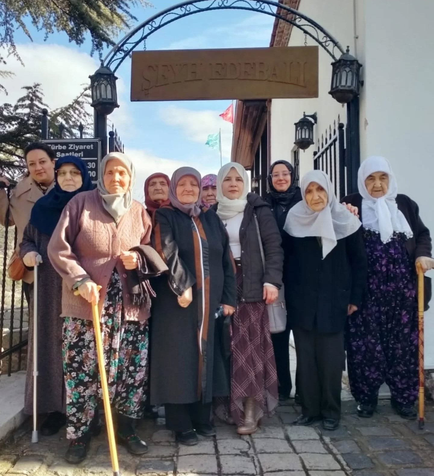 Huzurevi sakinleri Şeyh Edebali Türbesinde