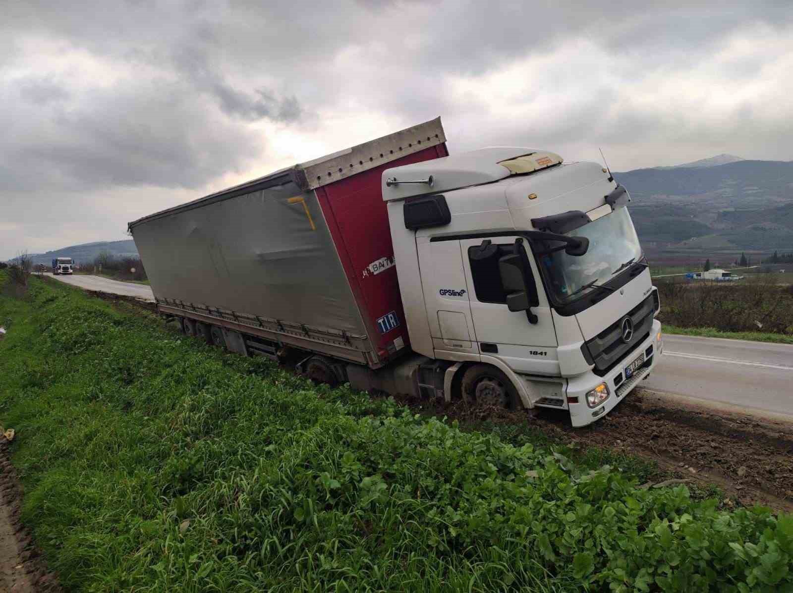 Bilecik’te direksiyon hakimiyetini kaybeden tır şarampole düştü