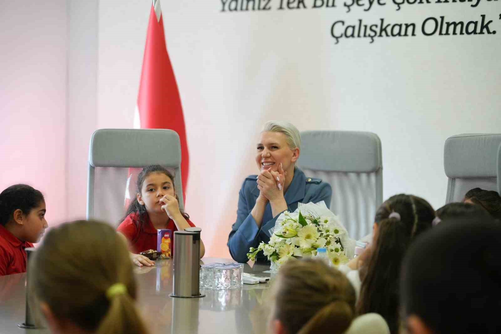 Başkan Subaşı’nı ziyaret eden minikler, belediyenin yürüttüğü çalışmalar hakkında bilgi aldı