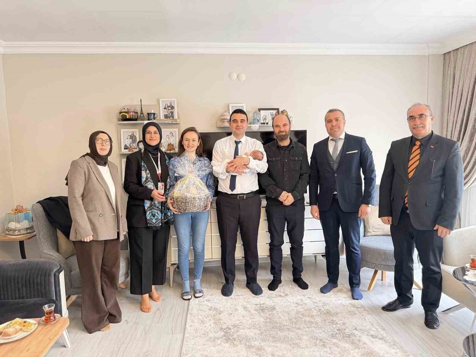 “İyilik Osmaneli’nin Kumaşında Var Projesi” kapsamında yeni doğan bebeğe destek