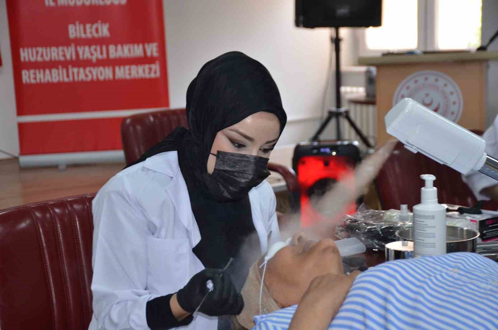 Huzurevi sakinlerine Anneler Günü’nde anlamlı dokunuş