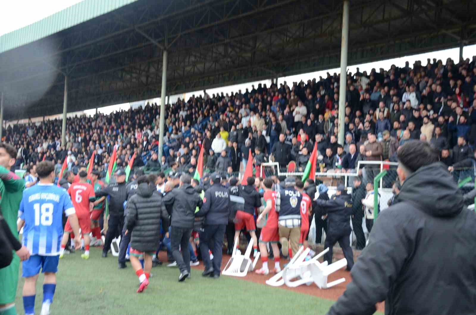 Şampiyonluk maçının sonunda gerginlik yaşandı