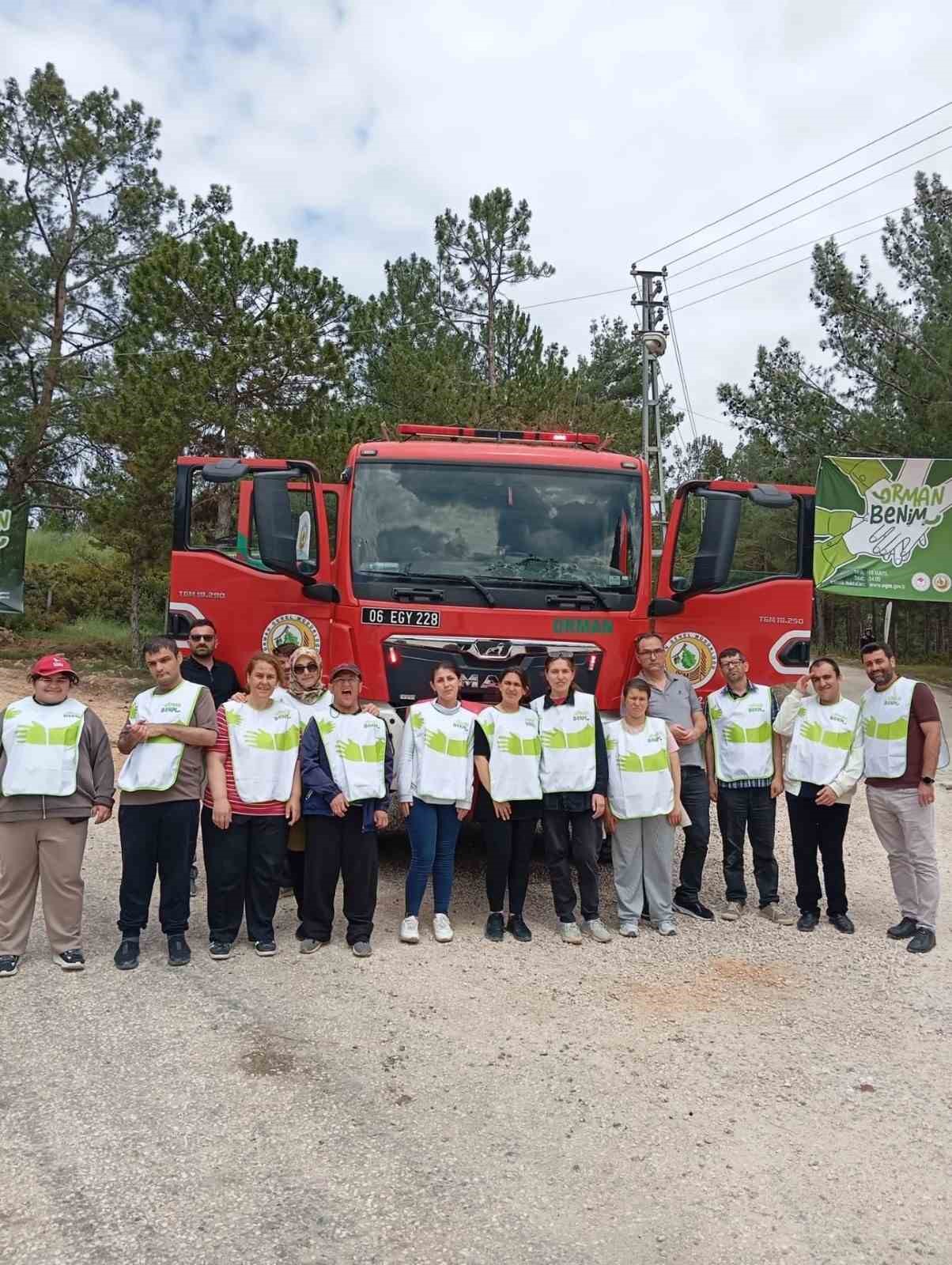 Bilecik’te gençler ormanda çöp toplayarak doğaya nefes oldu